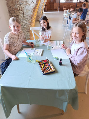Kinder beim Kunstprojekt im Meierhof