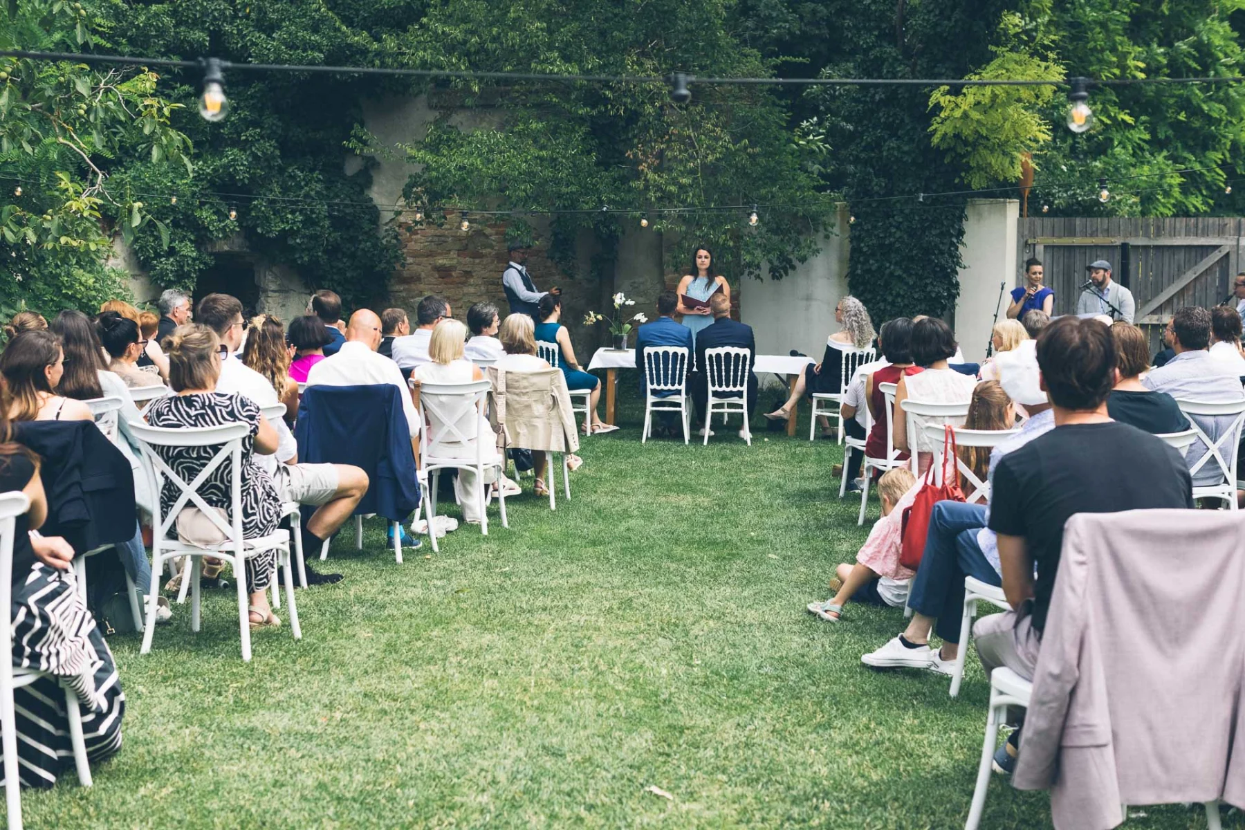 Große Festgesellschaft bei einer Zeremonie im Garten