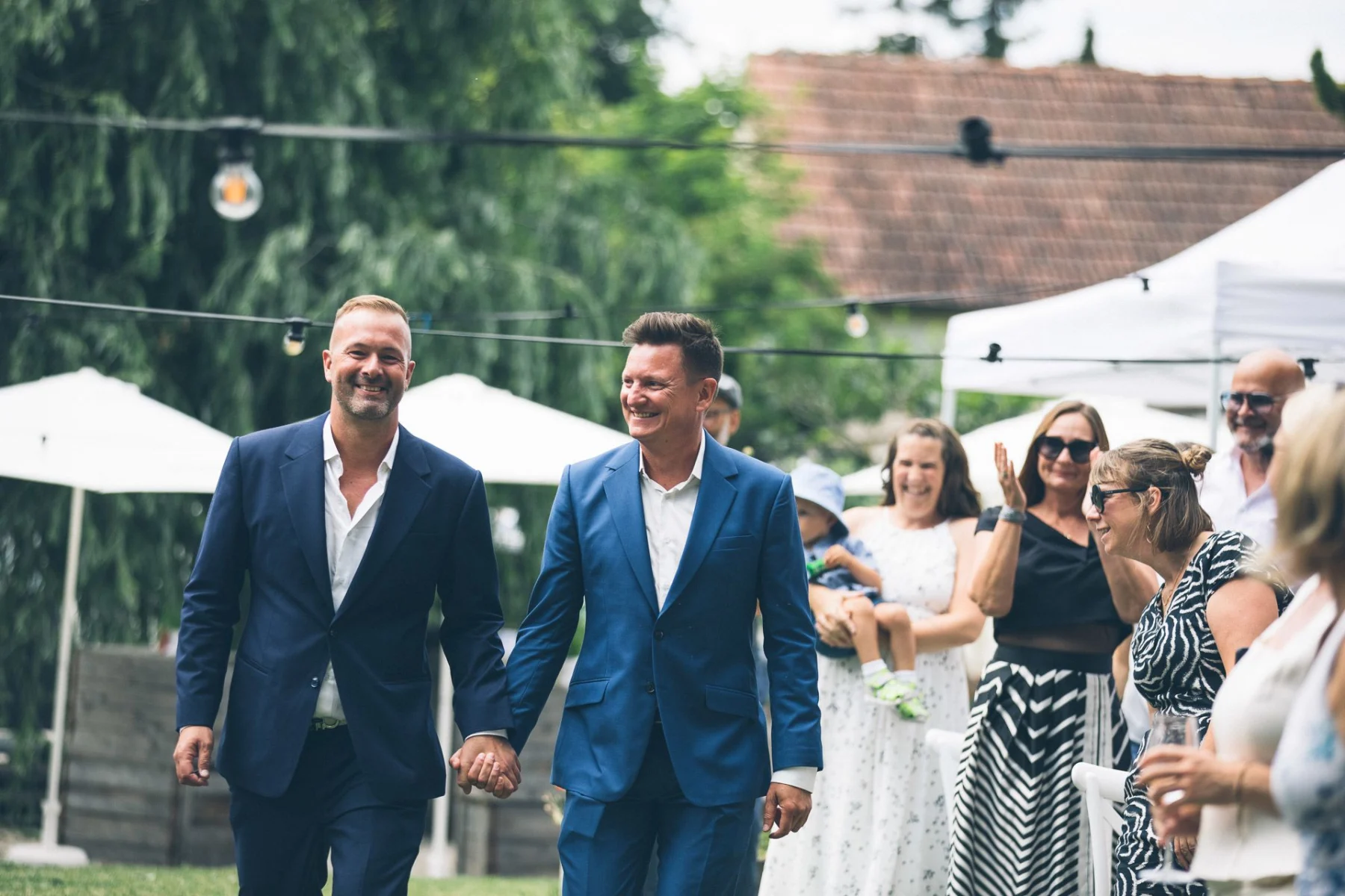 Hochzeitspaar beim Einzug in den Garten des Meierhofs