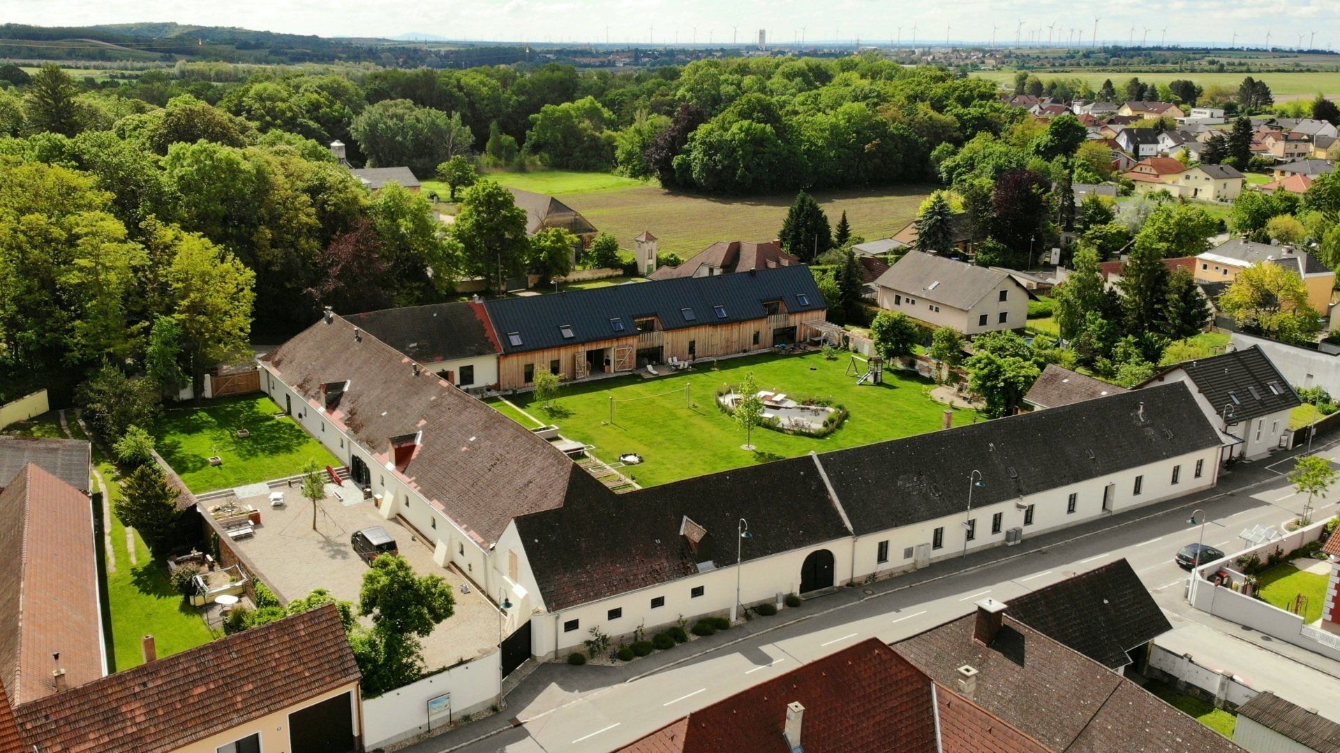 Luftaufnahme des sanierten Meierhofs